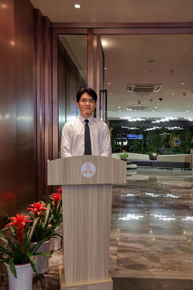 Wing Hotel Guilin - Central Square