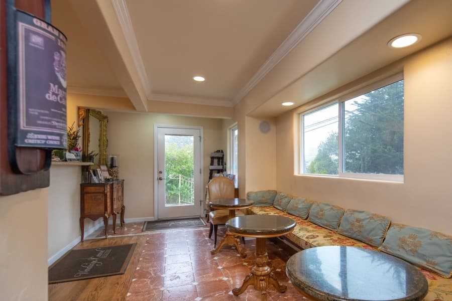 Vendange Carmel Inn & Suites