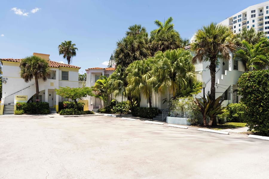 Miami River Inn By Renzzi