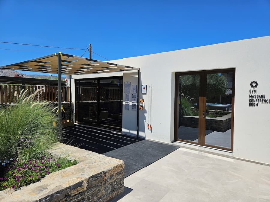 Petousis Hotel & Suites