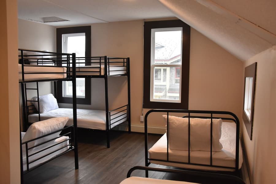 Party Hostel- Canmore Hotel Hostel