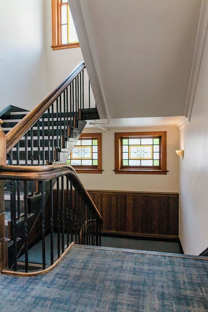 The Cambridge Hotel & Backpackers