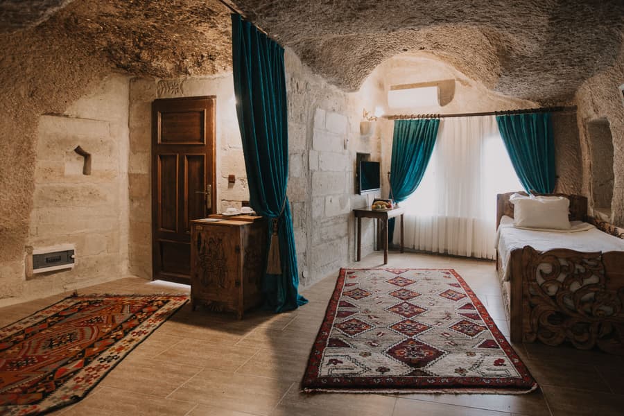 Holiday Cave Hotel