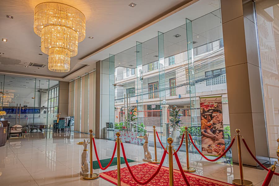Boss Suites Nana Hotel