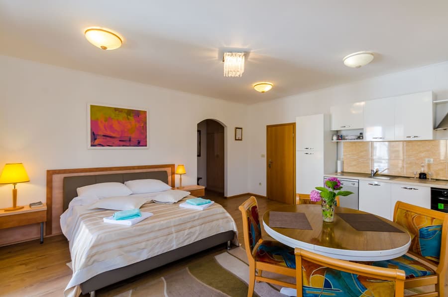Apartments & Rooms V&M