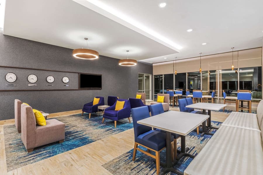La Quinta Inn & Suites by Wyndham Kansas City Beacon Hill