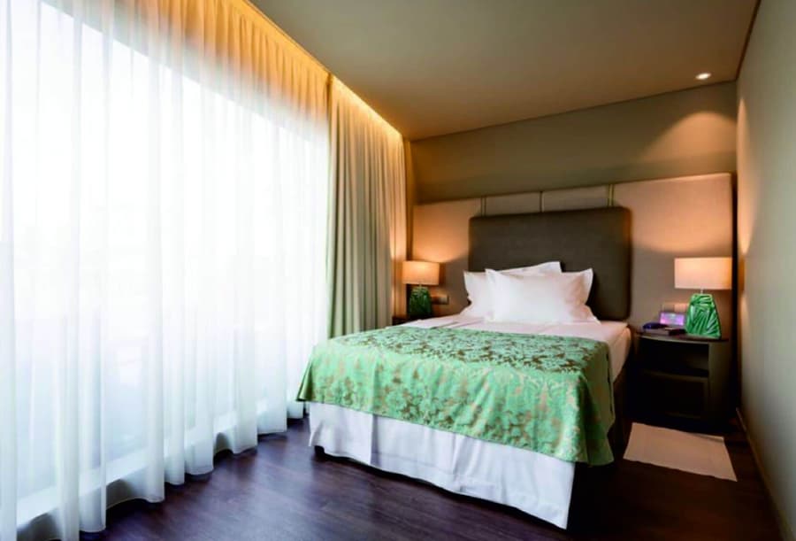 Hotel Jaguar Oporto – is Near the Metro, has Parking and a Shuttle Service between the Airport and the Hotel from 7AM to 8PM