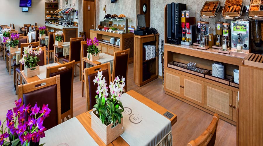 Hotel Jaguar Oporto – is Near the Metro, has Parking and a Shuttle Service between the Airport and the Hotel from 7AM to 8PM