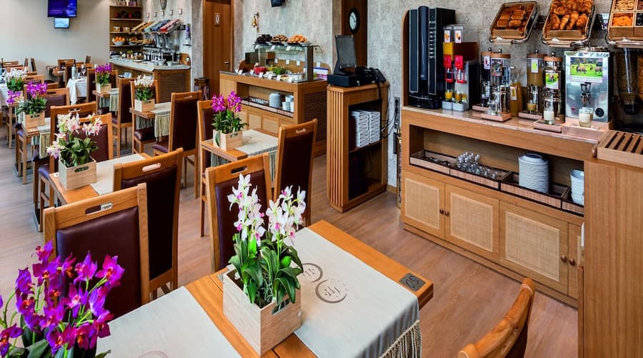 Hotel Jaguar Oporto – is Near the Metro, has Parking and a Shuttle Service between the Airport and the Hotel from 7AM to 8PM