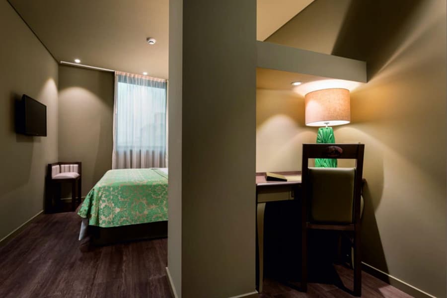 Hotel Jaguar Oporto – is Near the Metro, has Parking and a Shuttle Service between the Airport and the Hotel from 7AM to 8PM