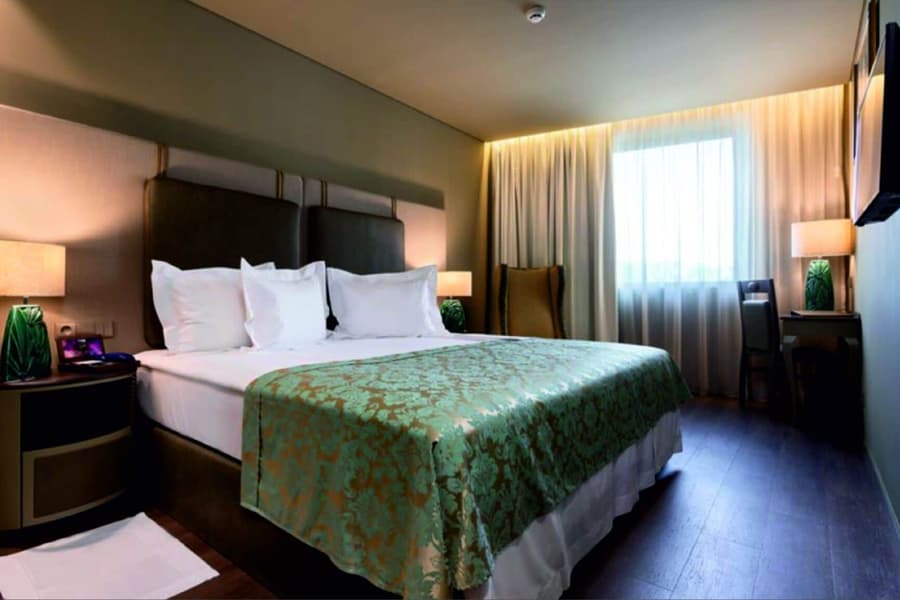 Hotel Jaguar Oporto – is Near the Metro, has Parking and a Shuttle Service between the Airport and the Hotel from 7AM to 8PM