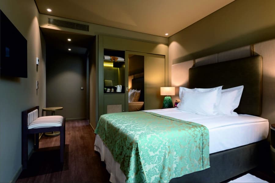 Hotel Jaguar Oporto – is Near the Metro, has Parking and a Shuttle Service between the Airport and the Hotel from 7AM to 8PM