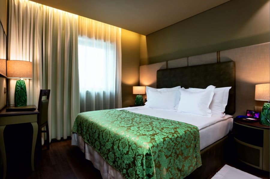 Hotel Jaguar Oporto – is Near the Metro, has Parking and a Shuttle Service between the Airport and the Hotel from 7AM to 8PM