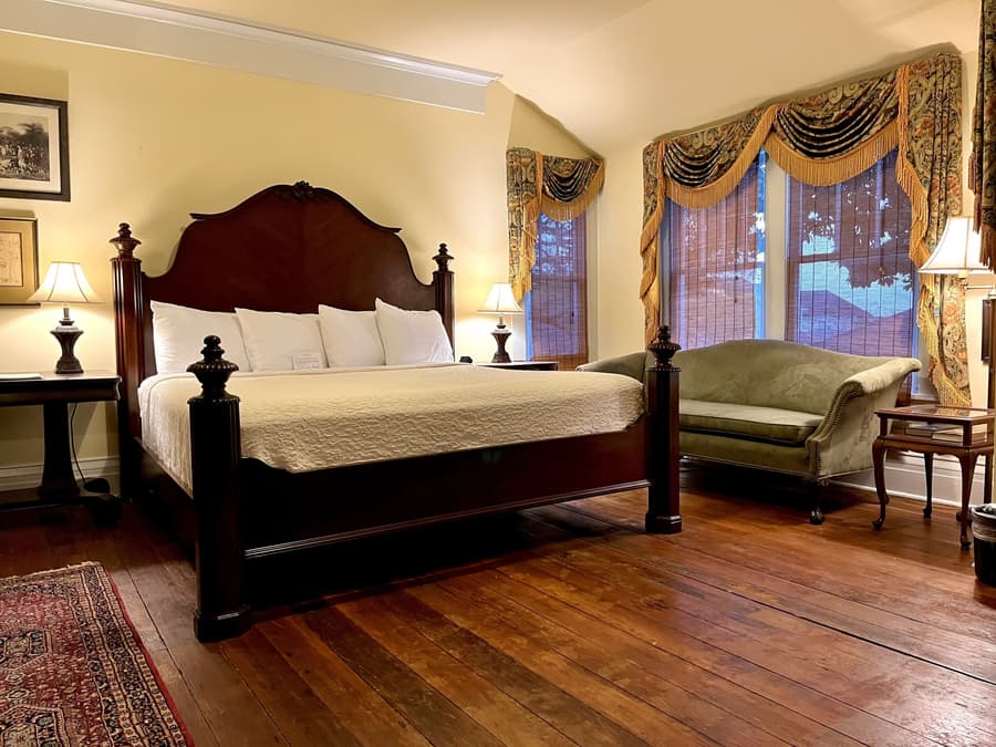 Anchuca Historic Mansion & Inn