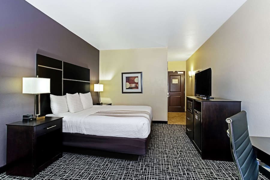 La Quinta Inn & Suites by Wyndham Denver Gateway Park