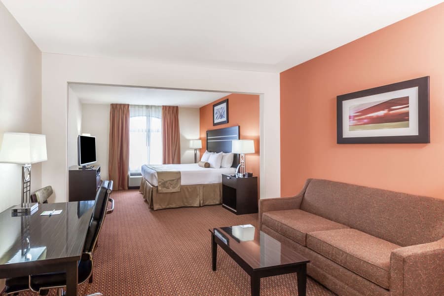 La Quinta Inn & Suites by Wyndham Tulsa Midtown