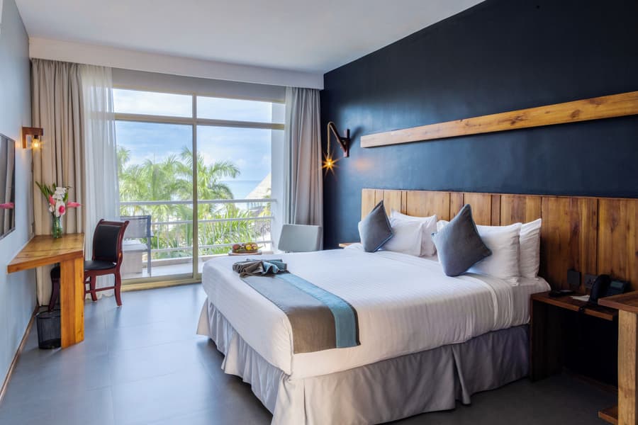 Giraffe Beach Hotel