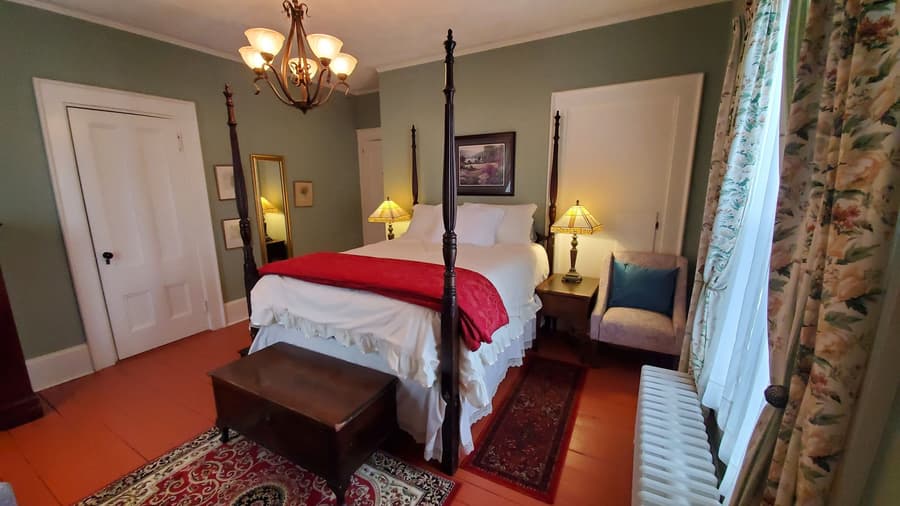 The Lark & Loon Inn