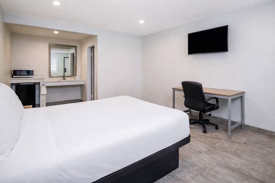 Super 8 by Wyndham Bakersfield CA Near Airport