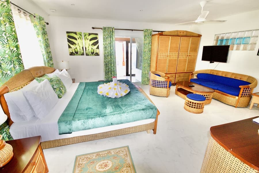 Sea Splash & La Petite Maison
