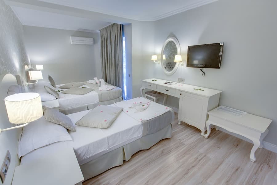 The PINEHILL Hotel & Suites