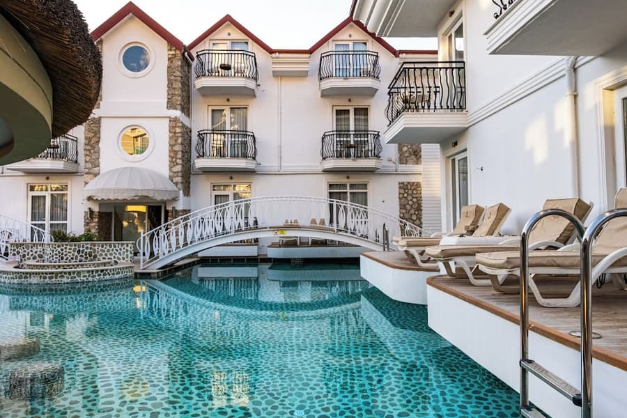 The PINEHILL Hotel & Suites