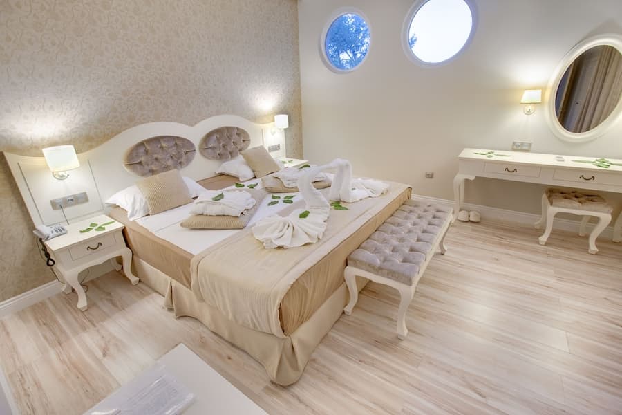 The PINEHILL Hotel & Suites