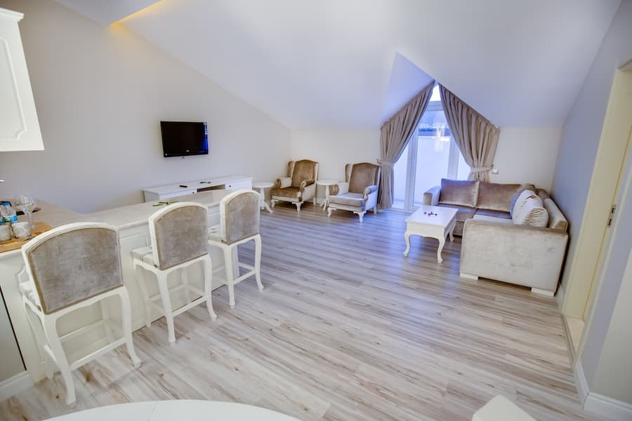 The PINEHILL Hotel & Suites