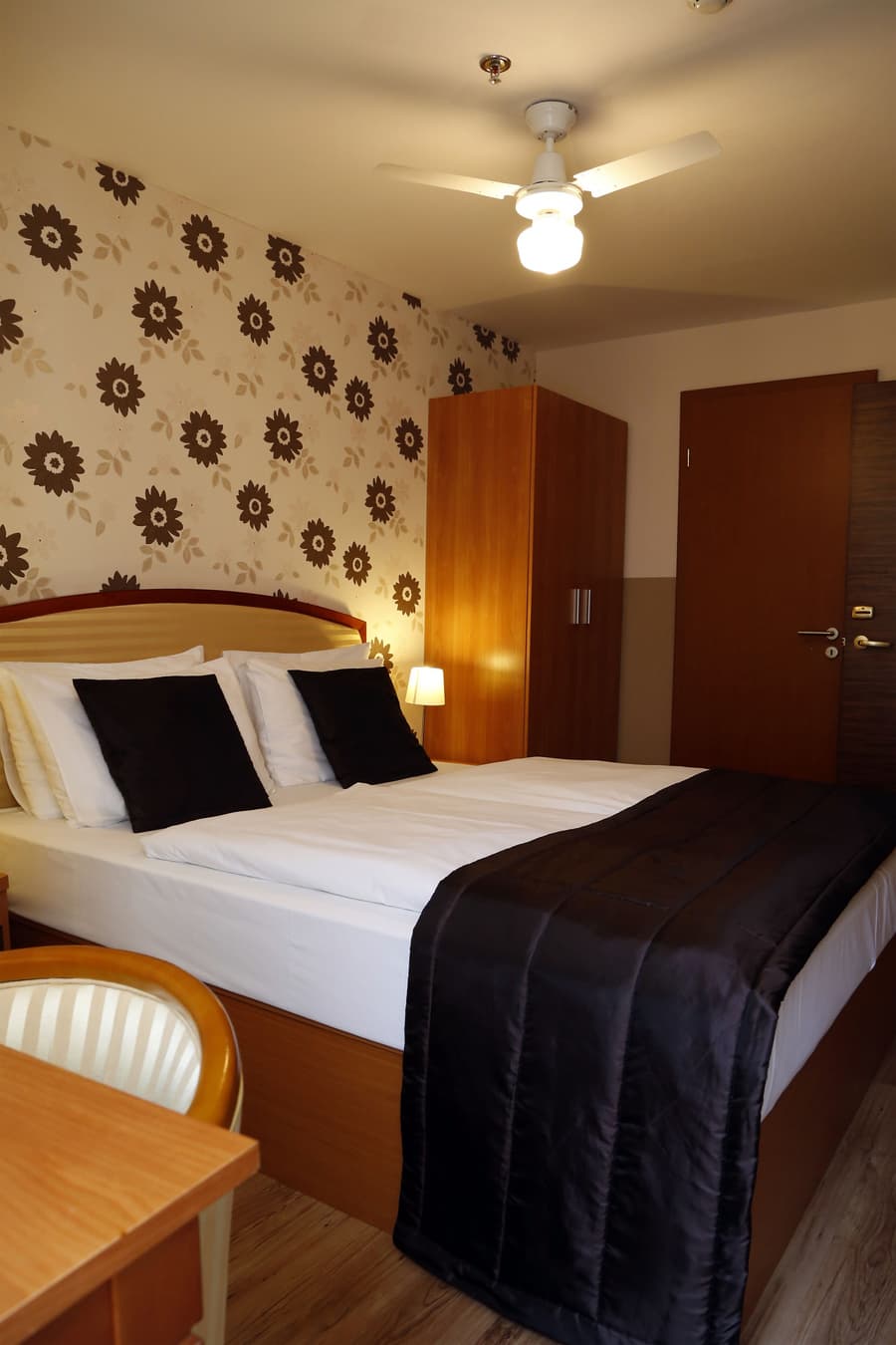 Six Inn Hotel
