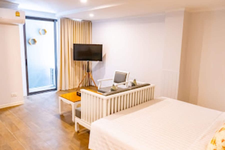 J Place Hotel