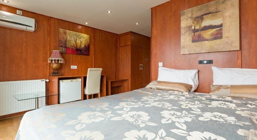 Compass River City Hotel