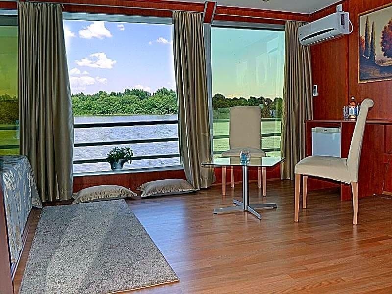 Compass River City Hotel