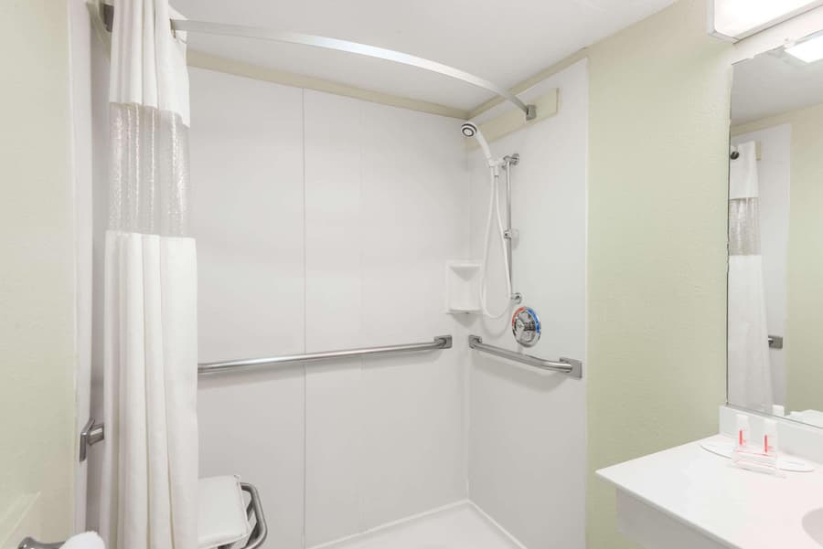 Days Inn & Suites By Wyndham Springfield On I-44