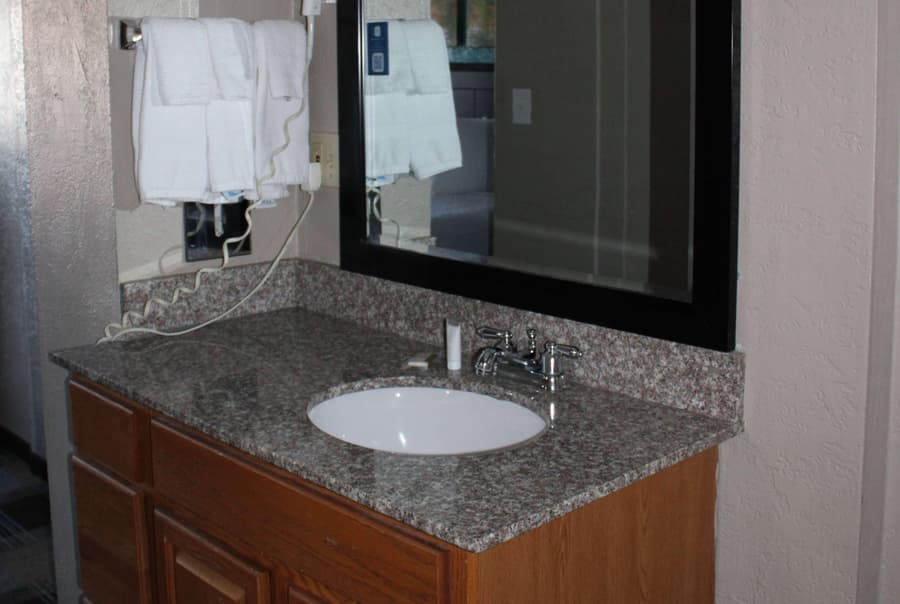 Days Inn & Suites By Wyndham Springfield On I-44