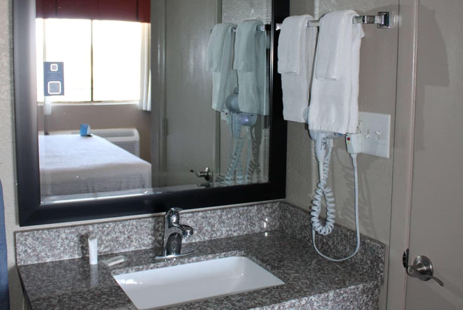 Days Inn & Suites By Wyndham Springfield On I-44