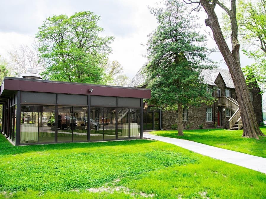 The Manor On Front
