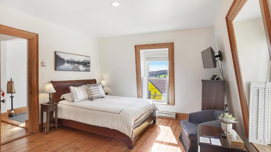 Sail Inn Lunenburg