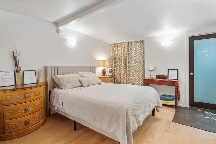 Private Studio City Guest House