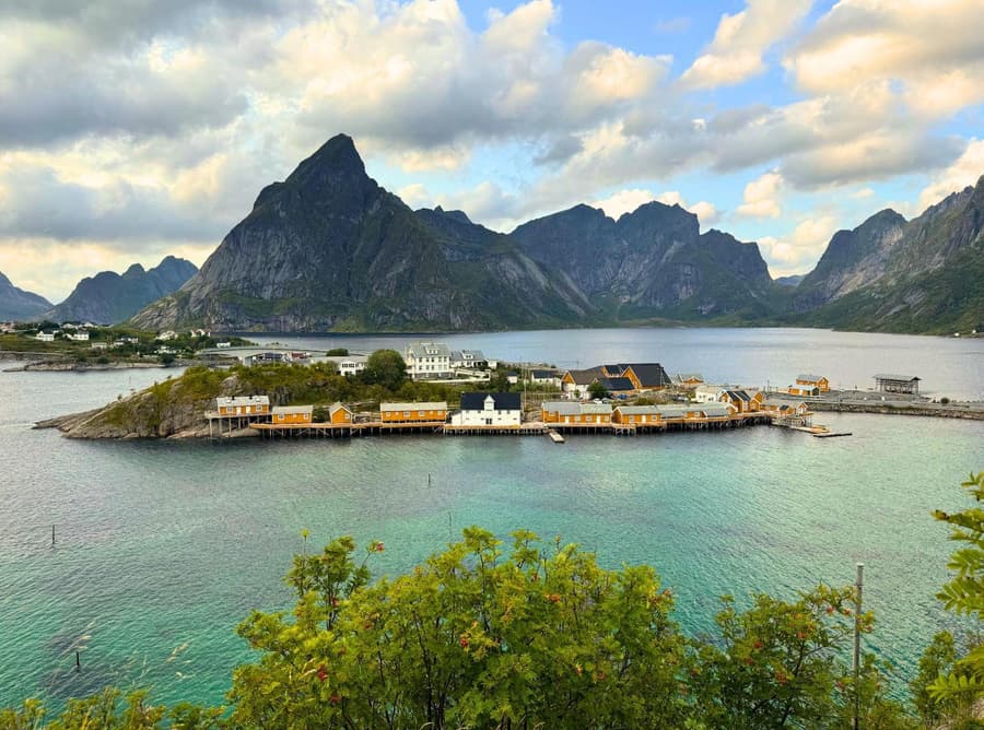 Sakrisøy Rorbuer