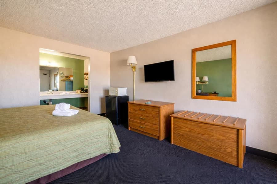 Super 8 by Wyndham Barstow