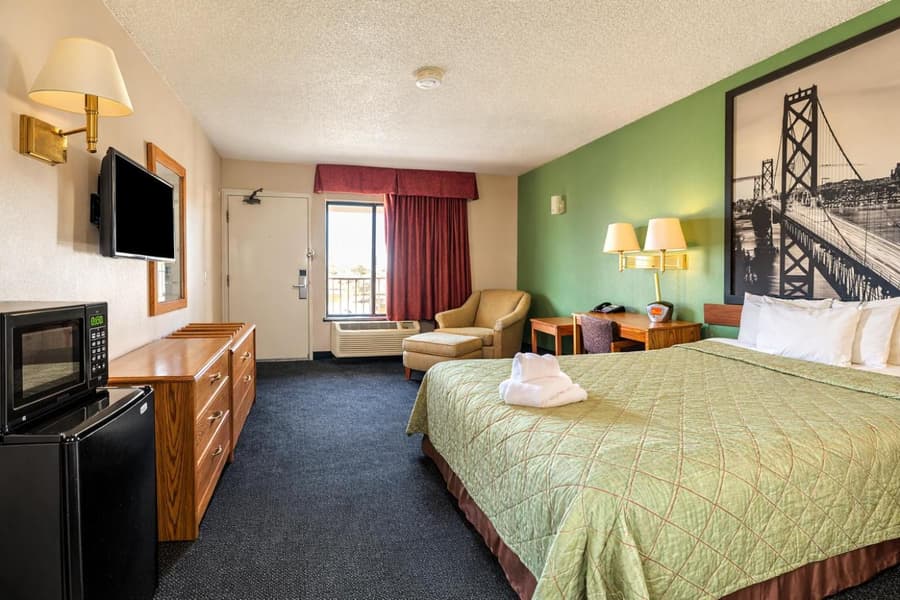 Super 8 by Wyndham Barstow