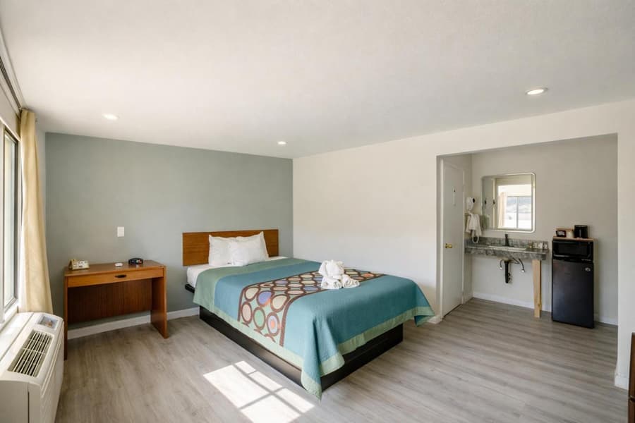 Super 8 by Wyndham Barstow