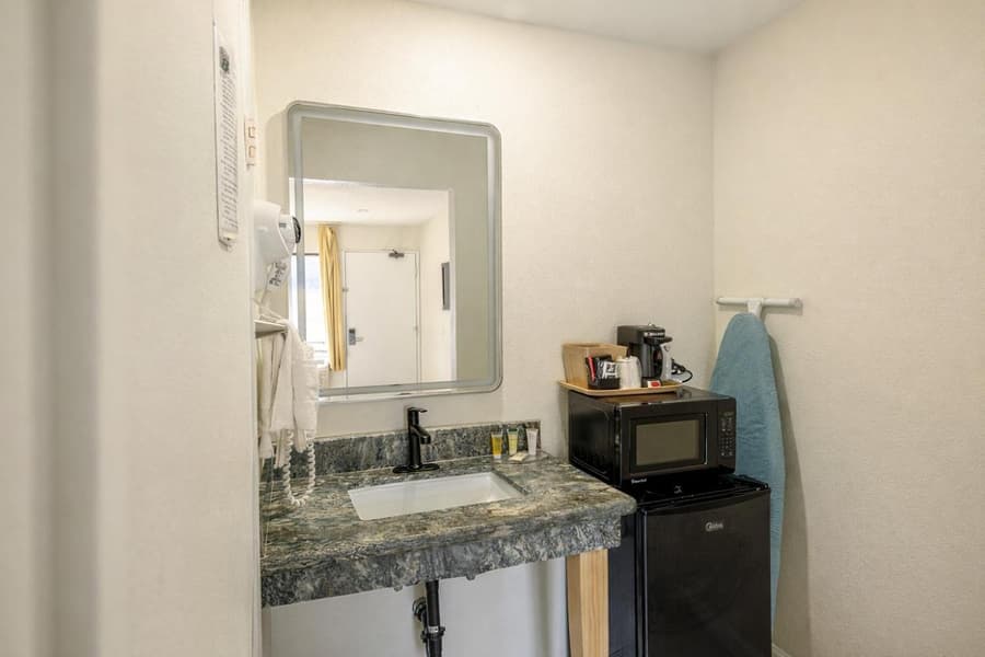 Super 8 by Wyndham Barstow