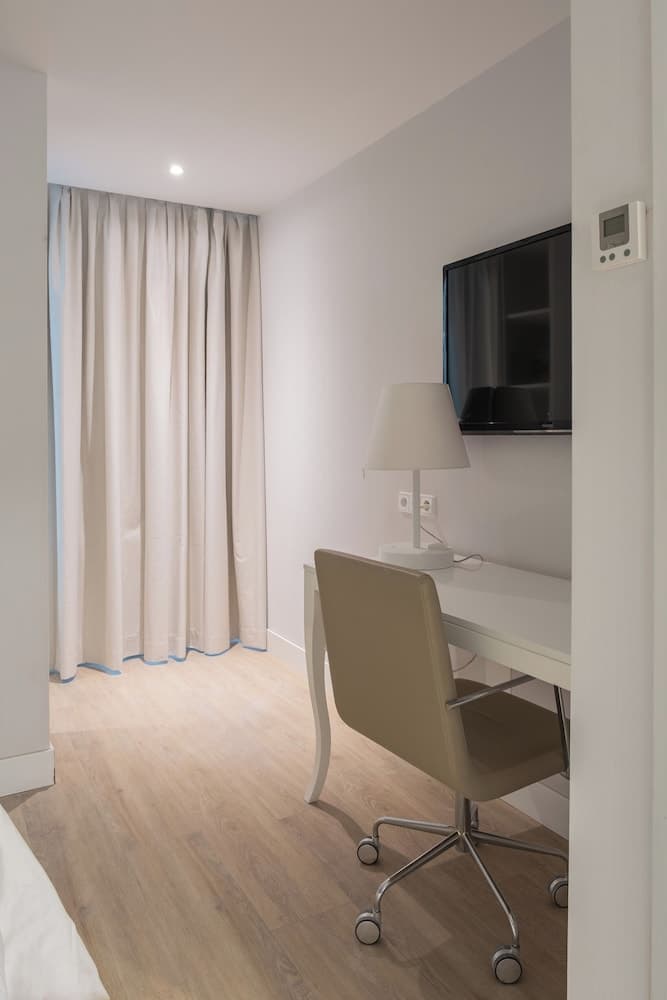 LATROUPE Grand Place Hostel